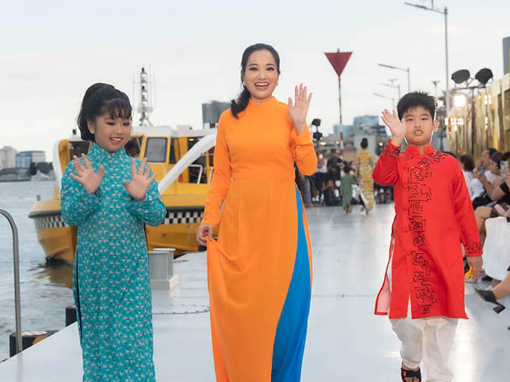 Giải trí - MC Hồng Phượng cùng 100 Hoa hậu, mẫu nhí catwalk trên Bến Bạch Đằng