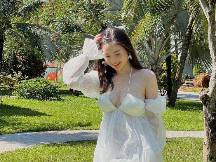 Thời trang - "Tiểu thư RMIT" khéo chọn váy áo tôn vòng 1