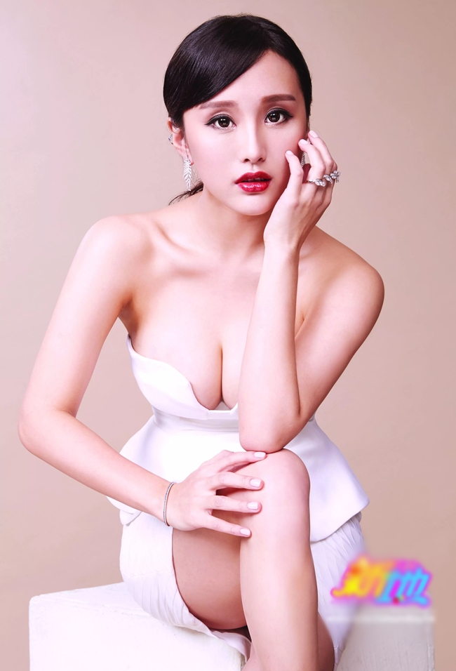 Trần Tĩnh (Dada Chan) được mệnh danh là "thiên thần sexy" của làng giải trí Hong Kong. Nữ diễn viên sinh năm 1989 sở hữu gương mặt ngây thơ nhưng có thân hình nóng bỏng. Mới đây, người đẹp 8X gây chú ý với vai diễn tiểu tam trong phim mới có tên Burning sẽ ra mắt vào ngày 30/6 tới. 
