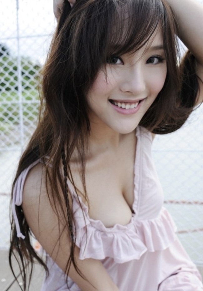 Trần Tĩnh vốn là người mẫu quảng cáo, nhờ vào clip quảng cáo đồ uống gợi cảm mà cô nổi tiếng trên mạng và nhanh chóng lấn sân sang lĩnh vực điện ảnh và gặt hái được nhiều thành công.
