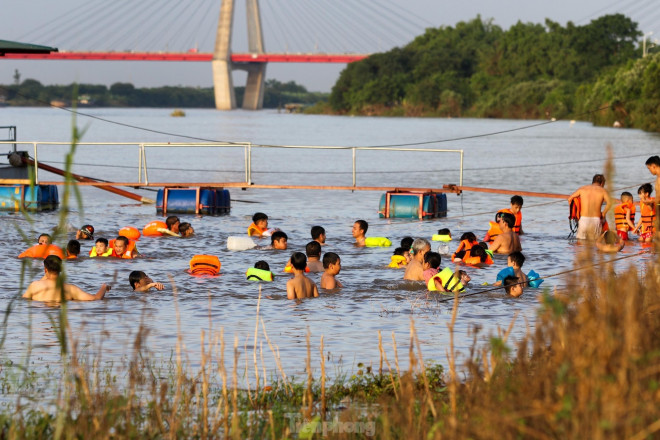 Những ngày này, Hà Nội đang trải qua các đợt nắng nóng đỉnh điểm với nhiệt độ trên 38 độ C. Không khí oi bức, nóng nực khó chịu khiến nhiều người dân đã tìm đến các bãi tắm tự phát ở sông Hồng để bơi hạ nhiệt.