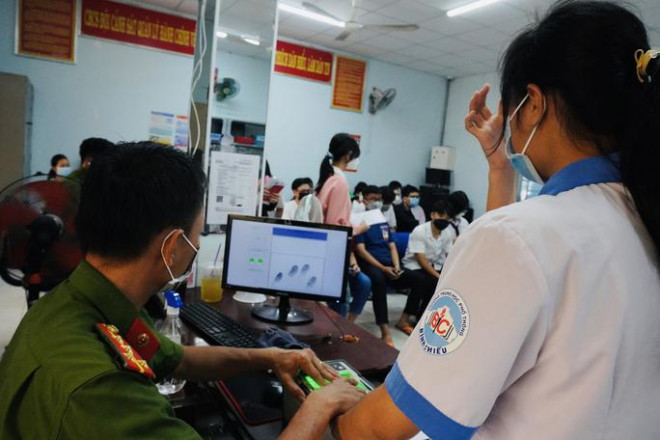 Công an TP HCM làm CCCD gắn chip cho người dân