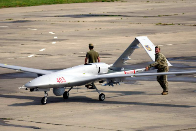 Binh sĩ Ukraine vận hành một chiếc UAV Bayraktar TB2. Ảnh: Getty Images