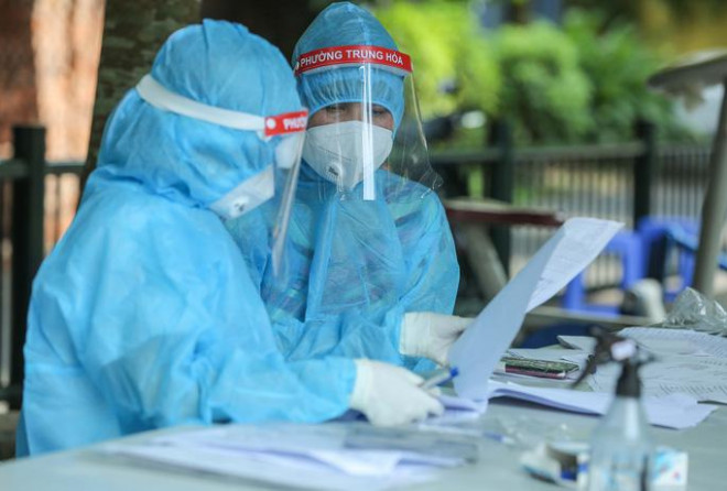 Nhân viên y tế làm công tác phòng chống dịch Covid-19 ở Hà Nội
