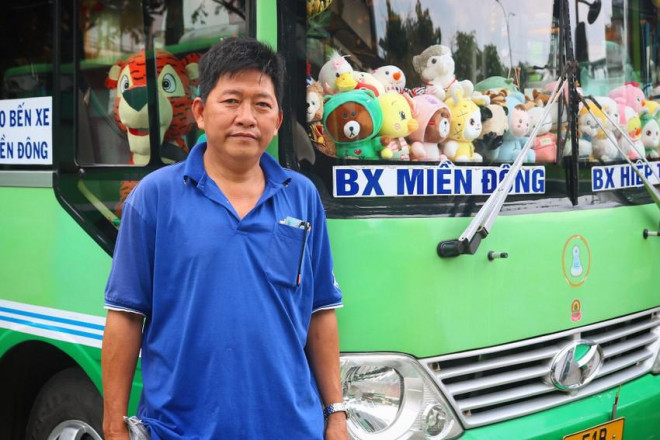 Chuyến xe này từ lâu đã trở thành chiếc xe buýt dễ thương nhất của người dân Sài Gòn, khiến hành khách như được trở về tuổi thơ. Ảnh: TÚ NGÂN