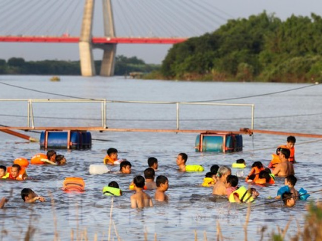Tin tức trong ngày - Nắng nóng gay gắt, người Hà Nội đổ xô ra sông Hồng ‘giải nhiệt’ bất chấp nguy hiểm
