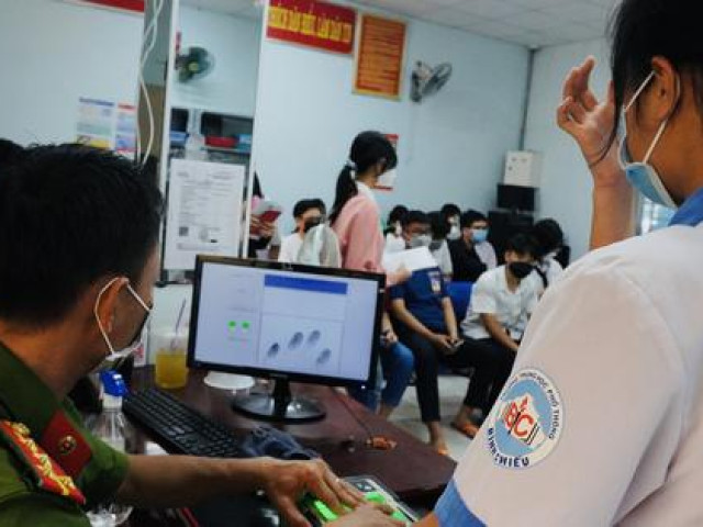 Tin tức trong ngày - TP HCM: Đình chỉ công tác một đại uý công an nhận tiền để làm nhanh CCCD gắn chip