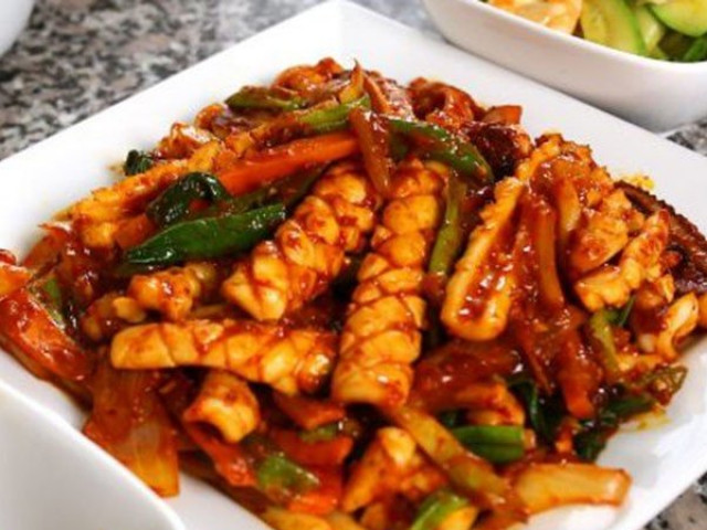 Ẩm thực - Mực xào kim chi chua cay lạ miệng