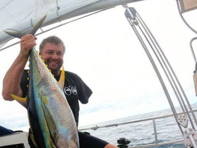 Phi thường - kỳ quặc - Hành trình một mình đi vòng quanh thế giới bằng thuyền của người đàn ông cụt tay, chân