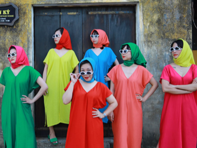 Du lịch - Nhóm bạn diện váy bảy sắc cầu vồng check-in Hội An khiến dân mạng 'phát sốt'