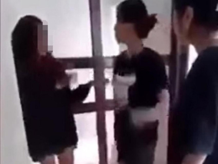 Pháp luật - Nữ sinh lớp 8 bị đưa vào nhà vệ sinh đánh và lột đồ quay clip