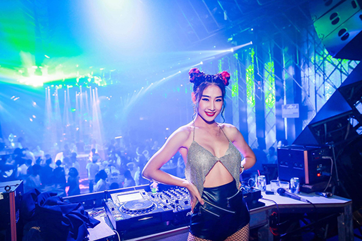 Về xu hướng DJ tại Việt Nam, DJ Oxy cho biết, hiện có 2 thể loại nhạc phổ biến là Vnhouse và EDM. “Hiện tôi cân bằng 2 dòng nhạc này vì muốn bản thân trở thành DJ đa năng”, cô nói.

