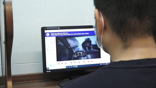 Học viên thực hiện sát hạch trên phần mềm mô phỏng các tình huống lái xe