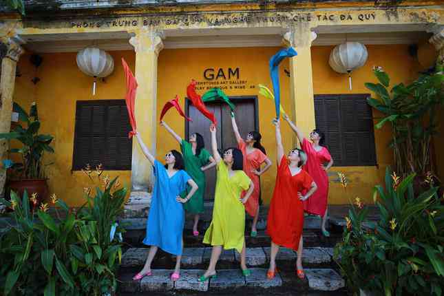 Nhiếp ảnh gia Phan Nguyên nhiều lần cười "té ghế" với biểu cảm của nhóm bạn thân này. Vừa thưởng thức món ăn đường phố, họ vừa có thể tạo dáng chụp ảnh