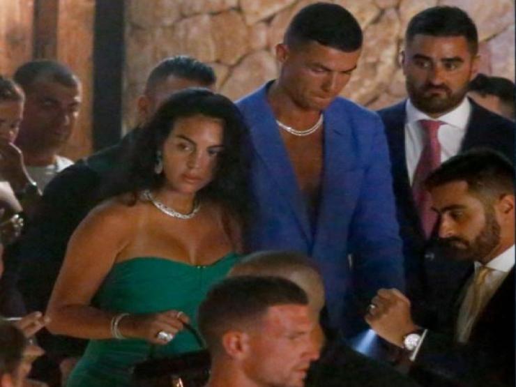 Ronaldo và mỹ nữ lộ cảnh nóng ở hộp đêm, bị Messi soán ngôi “Vua bán áo”