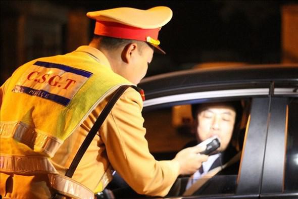 CSGT Công an TP Hà Nội tăng cường kiểm tra, xử phạt người điều khiển phương tiện giao thông có sử dụng rượu bia