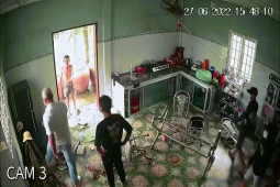 Pháp luật - Clip: Nghi vấn nhóm tín dụng đen xông vào nhà cụ bà 78 tuổi đập phá