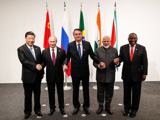 Nhóm các nền kinh tế mới nổi (BRICS) gồm Trung Quốc, Nga, Brazil, Ấn Độ và Nam Phi.