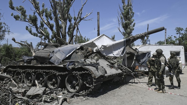 Một xe tăng Ukraine bị quân đội Nga phá hủy (ảnh: RT)