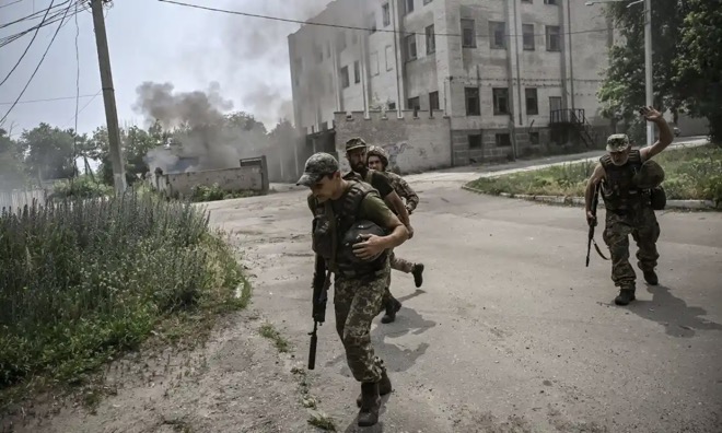 Binh sĩ Ukraine tìm nơi ẩn nấp trong giao tranh ở thành phố&nbsp;Lysychansk, vùng Donbass.
