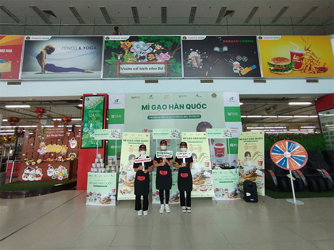 Quầy thử món và vui chơi của chương trình Sampling