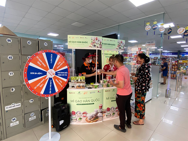 Khách hàng thử dùng thử mì gạo Hàn Quốc miễn phí tại quầy