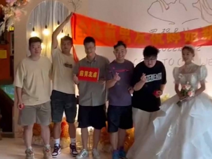 Bạn trẻ - Cuộc sống - 9 'bạn trai cũ' chúc mừng đám cưới, cô dâu cười tươi như hoa