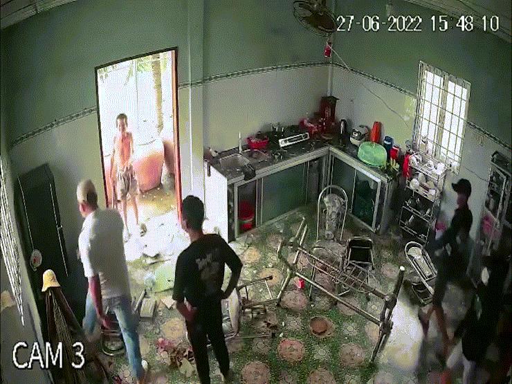 Pháp luật - Clip: Nghi vấn nhóm tín dụng đen xông vào nhà cụ bà 78 tuổi đập phá