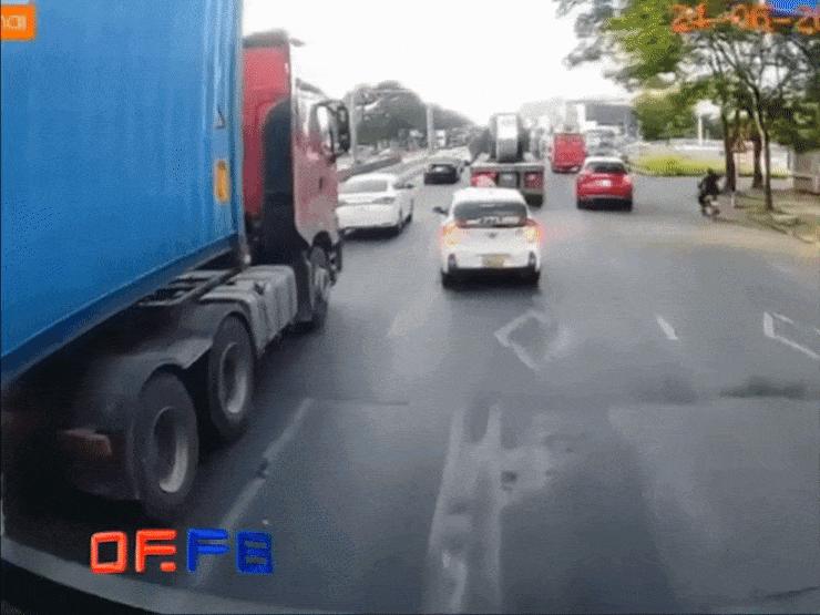 Ô tô - Clip: Xe taxi chen lấn tạt đầu container nhận ngay cái kết cay đắng