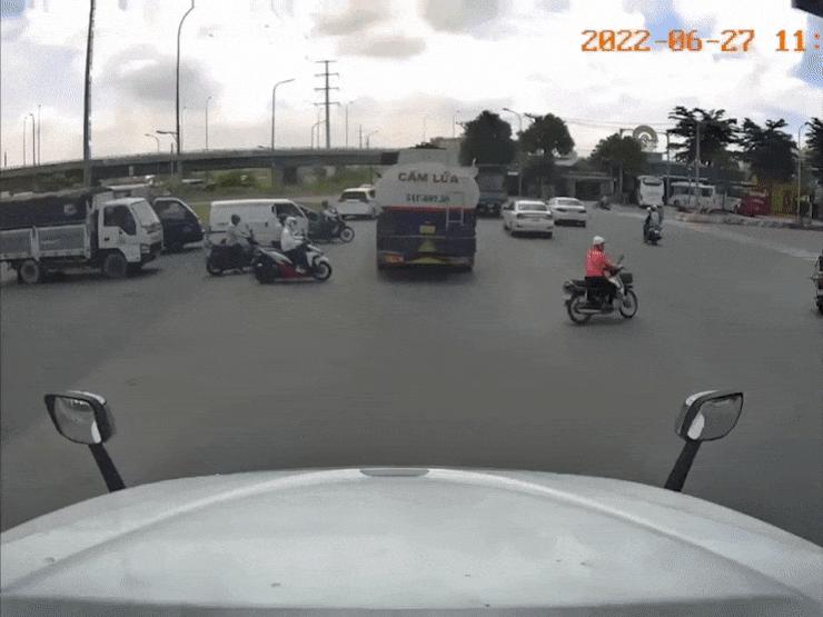 Ô tô - Clip: Tài xế container "ấm lòng" trước hành động của xe máy
