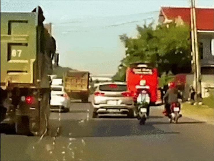 Ô tô - Clip: Pha đánh lái của xe ben khiến ai cũng phải "lạnh gáy"