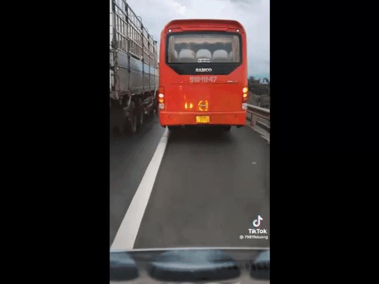 Ô tô - Clip: Hàng loạt xe đi vào làn khẩn cấp trên cao tốc chắn đường xe cứu thương