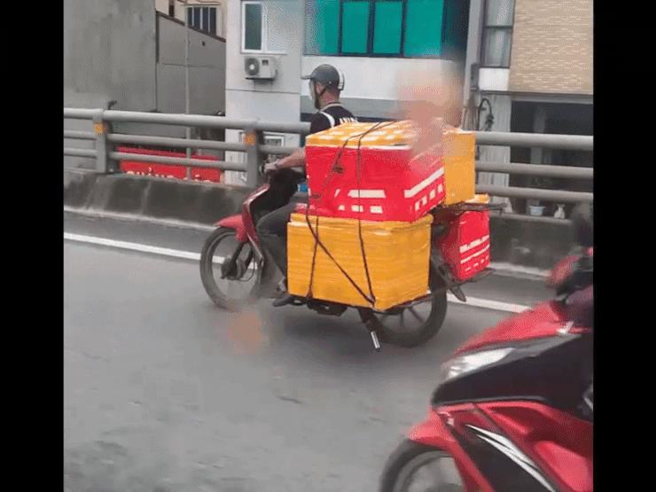 Xe máy - Xe đạp - Clip: Hoang mang cảnh xe máy chở quá tải