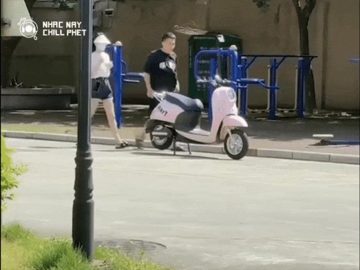 Xe máy - Xe đạp - Clip: Xe máy để dưới trời nắng nóng và cái kết "khét lẹt"