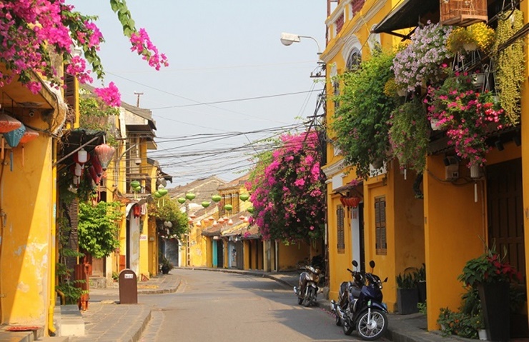 Các địa danh du lịch nổi tiếng là đô thị cổ Hội An, các bãi biển đẹp, khu Thánh Địa Mỹ Sơn... hàng năm thu hút đông du khách.
