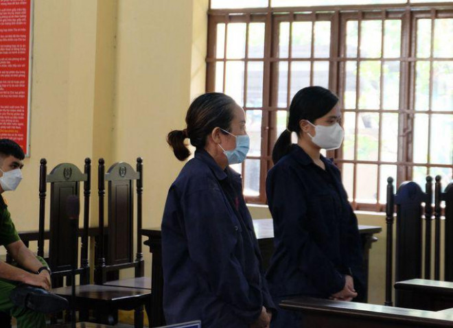 Hai bị cáo tại toà.