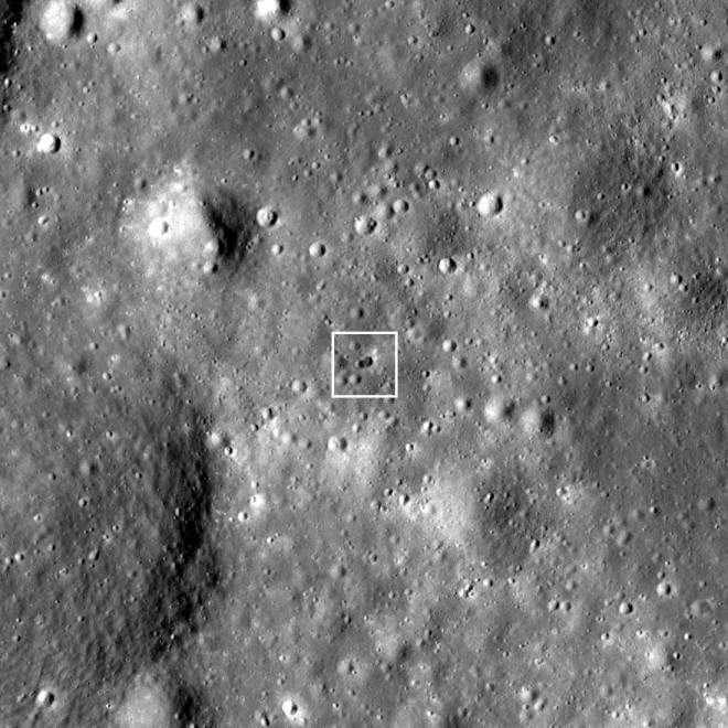 Vụ va chạm tại ra hỗ trũng kép nằm chồng lên nhau trên bề mặt mặt trăng. Ảnh: Sohu