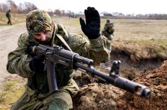 Điều lệ quy định rằng mỗi thành viên
NATO sẽ được yêu cầu cung cấp hỗ trợ cho quốc gia bị tấn công,
nhưng không nêu rõ thành viên nào.