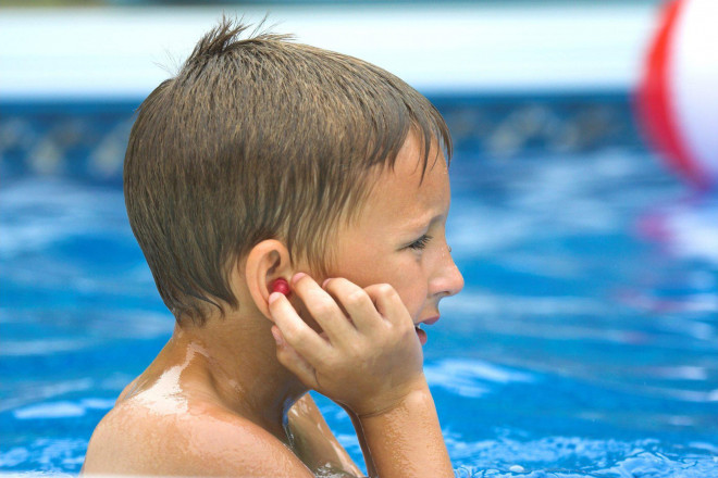 Cách phòng viêm tai giữa cho trẻ khi đi bơi trong mùa hè - 3