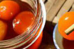 Ẩm thực - Trứng gà quê ngâm rượu mật ong cực tốt cho gái đẻ và phụ nữ; cách ngâm để uống là xinh đẹp, má hồng, môi đỏ, tóc xanh