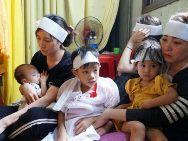 Tin tức trong ngày - 3 trẻ mồ côi cha mẹ sau TNGT: Nhói lòng bé con bú ngón tay trong đám tang