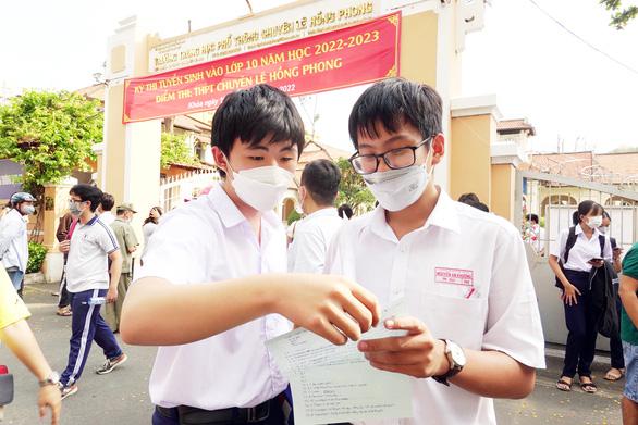 Thí sinh tham dự kỳ thi tuyển sinh vào lớp 10 năm 2022 tại điểm thi Trường THPT chuyên Lê Hồng Phong, quận 5, TP.HCM. (Ảnh: Tuổi trẻ)