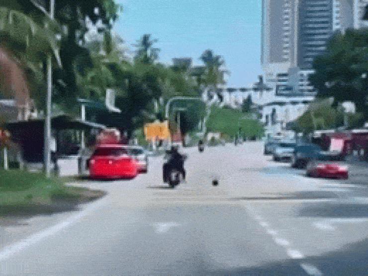 Video: Đang đi xe máy bị quả dừa rơi trúng đầu ngã lăn ra đường