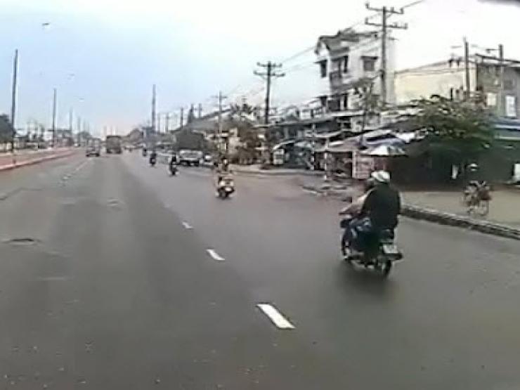 Tin tức trong ngày - Video: Nhiều vụ giật tài sản khiến người đi đường té ngã tại Bình Dương