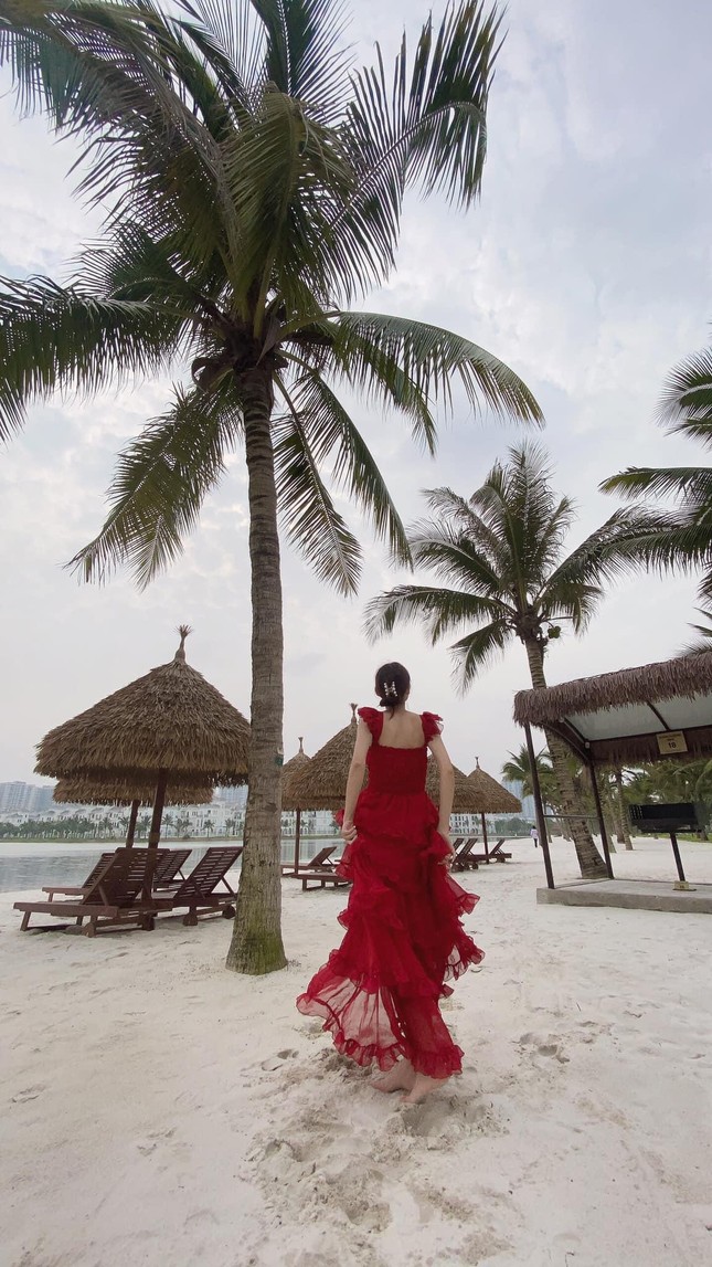 Thay vì bể bơi truyền thống, bãi biển nhân tạo thuộc Vinhomes Ocean Park cũng là địa điểm lý tưởng "trốn nắng" của Gen Z. - Ảnh: Ly Trần