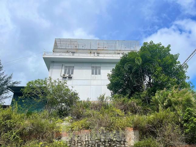 Được UBND tỉnh Quảng Ninh phê duyệt từ năm 2003, nhưng chủ đầu tư là Cty TNHH Bệnh viện quốc tế Hạ Long chỉ triển khai xây dựng cầm chừng được vài năm đầu và sau đó bỏ không cho cỏ mọc.