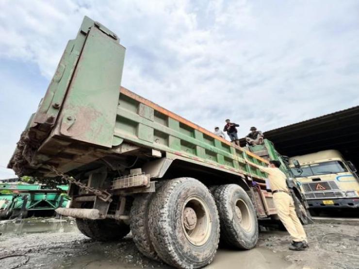 Tin tức trong ngày - CSGT xử lý xe "hổ vồ”, chủ cơ sở vội vã "tự trảm" hàng loạt phương tiện