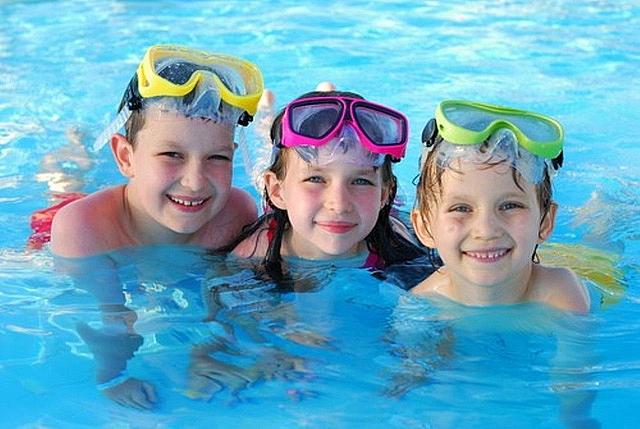 Cách phòng viêm tai giữa cho trẻ khi đi bơi trong mùa hè - 2