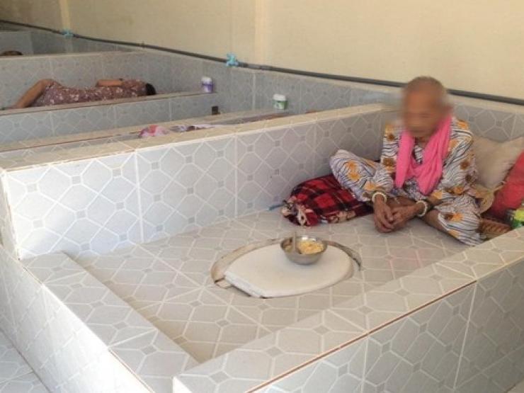 Tin tức trong ngày - Tin tức 24h qua: Thực hư bức ảnh cụ bà ngồi ăn cơm trên nắp bồn cầu ở Vĩnh Long