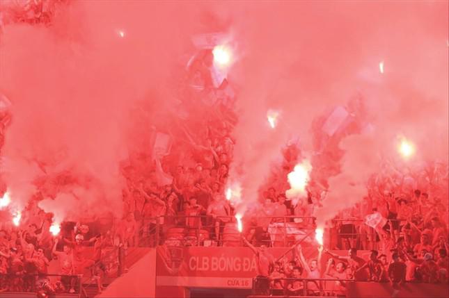 Sân Lạch Tray sẽ không còn cảnh đốt pháo sáng khi V-League trở lại? Ảnh: Huỳnh Huỳnh